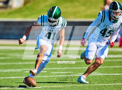 Thumbnail 3 in Strake Jesuit vs. Heights (UIL 6A D2 Football Area) photogallery.