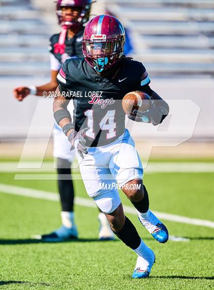 Thumbnail 2 in Strake Jesuit vs. Heights (UIL 6A D2 Football Area) photogallery.