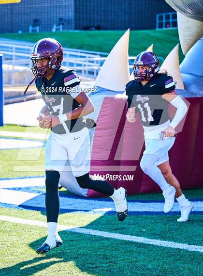 Thumbnail 3 in Strake Jesuit vs. Heights (UIL 6A D2 Football Area) photogallery.