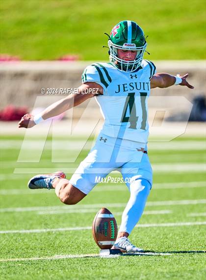 Thumbnail 1 in Strake Jesuit vs. Heights (UIL 6A D2 Football Area) photogallery.