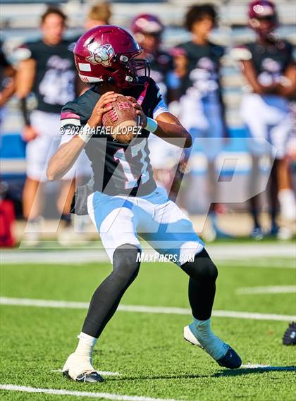 Thumbnail 3 in Strake Jesuit vs. Heights (UIL 6A D2 Football Area) photogallery.