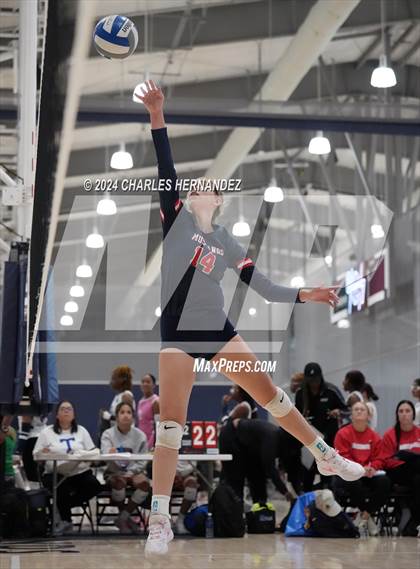 Thumbnail 2 in Port Neches-Groves vs. Madisonville (Legends Invitational) photogallery.