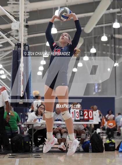 Thumbnail 1 in Port Neches-Groves vs. Madisonville (Legends Invitational) photogallery.