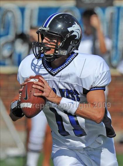 Thumbnail 2 in Plano West vs Carroll (Tom Landry Classic) photogallery.