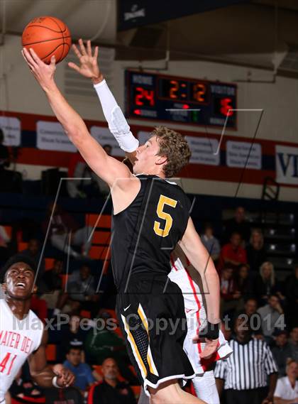 Thumbnail 1 in Bishop O'Dowd vs. Mater Dei (Tarkanian Classic) photogallery.