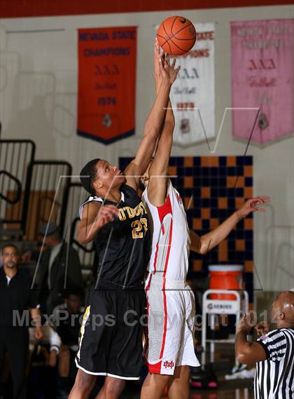 Thumbnail 2 in Bishop O'Dowd vs. Mater Dei (Tarkanian Classic) photogallery.
