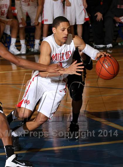 Thumbnail 2 in Bishop O'Dowd vs. Mater Dei (Tarkanian Classic) photogallery.