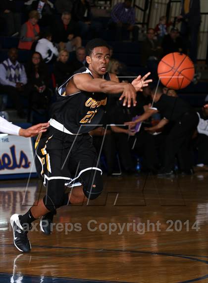 Thumbnail 1 in Bishop O'Dowd vs. Mater Dei (Tarkanian Classic) photogallery.
