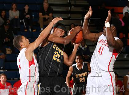 Thumbnail 3 in Bishop O'Dowd vs. Mater Dei (Tarkanian Classic) photogallery.