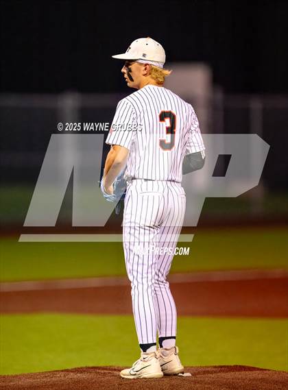 Thumbnail 2 in Centerville vs. Harleton (UIL 2A D1 Region Semifinal) photogallery.