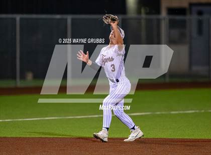 Thumbnail 2 in Centerville vs. Harleton (UIL 2A D1 Region Semifinal) photogallery.