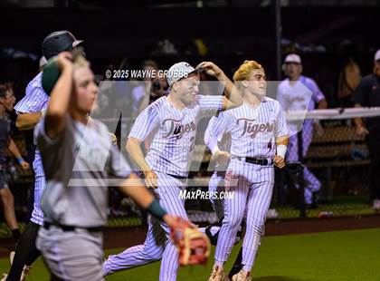 Thumbnail 1 in Centerville vs. Harleton (UIL 2A D1 Region Semifinal) photogallery.