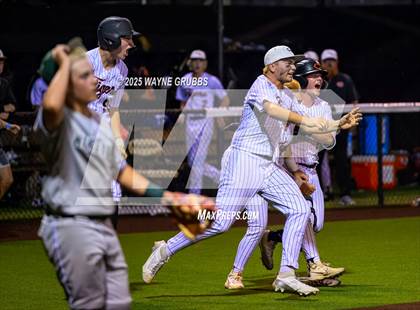 Thumbnail 2 in Centerville vs. Harleton (UIL 2A D1 Region Semifinal) photogallery.