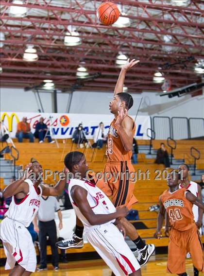 Thumbnail 1 in Dobie vs. Hillcrest (McDonald's Texas Invitational) photogallery.