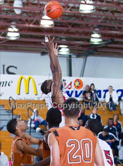 Thumbnail 2 in Dobie vs. Hillcrest (McDonald's Texas Invitational) photogallery.
