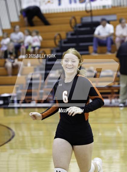 Thumbnail 1 in Grand Saline vs Tigers photogallery.