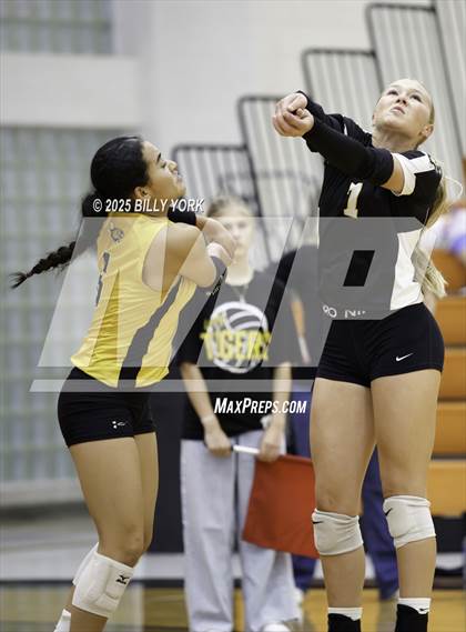 Thumbnail 2 in Grand Saline vs Tigers photogallery.