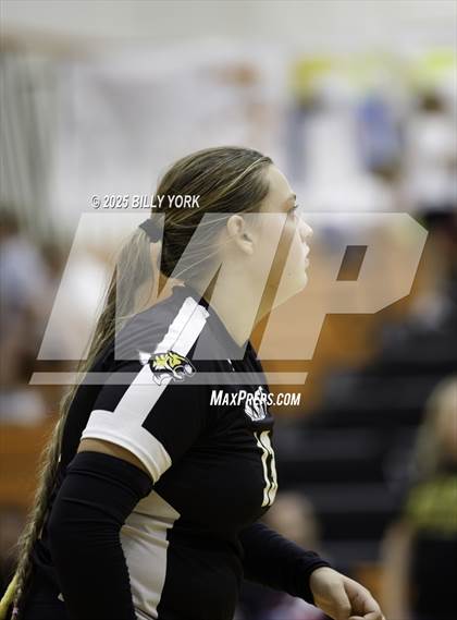 Thumbnail 3 in Grand Saline vs Tigers photogallery.
