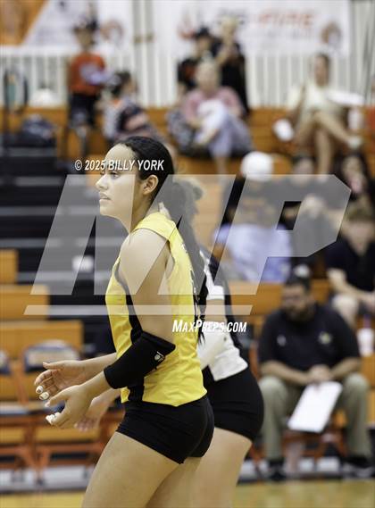Thumbnail 1 in Grand Saline vs Tigers photogallery.