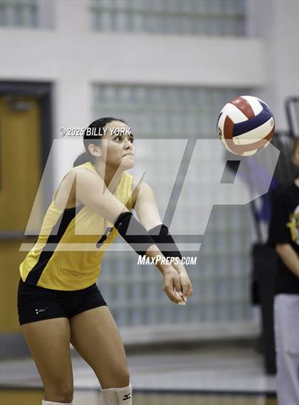 Thumbnail 2 in Grand Saline vs Tigers photogallery.