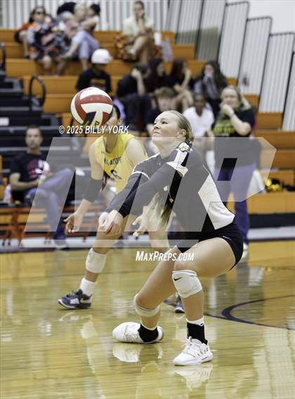 Thumbnail 3 in Grand Saline vs Tigers photogallery.