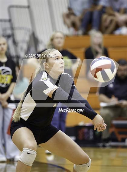Thumbnail 3 in Grand Saline vs Tigers photogallery.