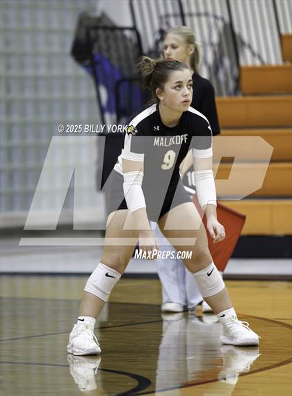 Thumbnail 1 in Grand Saline vs Tigers photogallery.