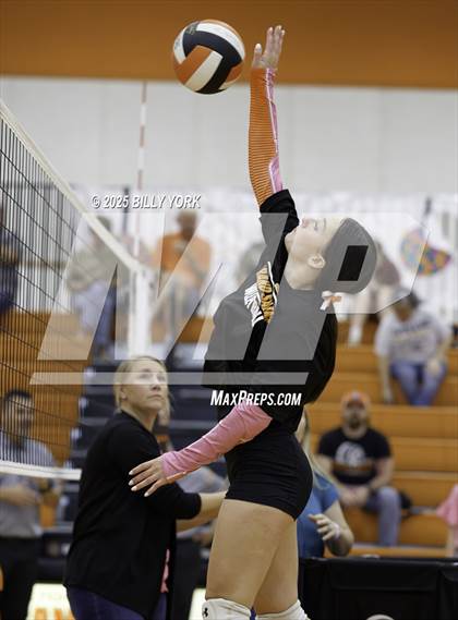 Thumbnail 1 in Grand Saline vs Tigers photogallery.