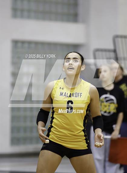 Thumbnail 2 in Grand Saline vs Tigers photogallery.