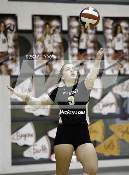 Thumbnail 3 in Grand Saline vs Tigers photogallery.