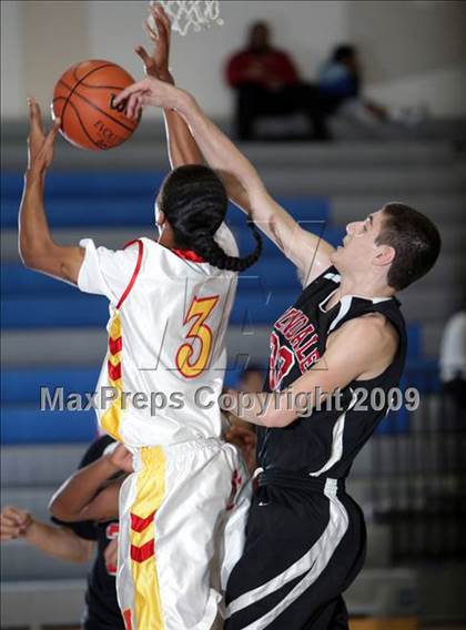 Thumbnail 2 in Hawthorne vs. Glendale (Burbank Tip-Off Classic) photogallery.