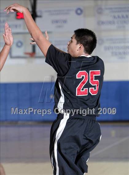 Thumbnail 2 in Hawthorne vs. Glendale (Burbank Tip-Off Classic) photogallery.