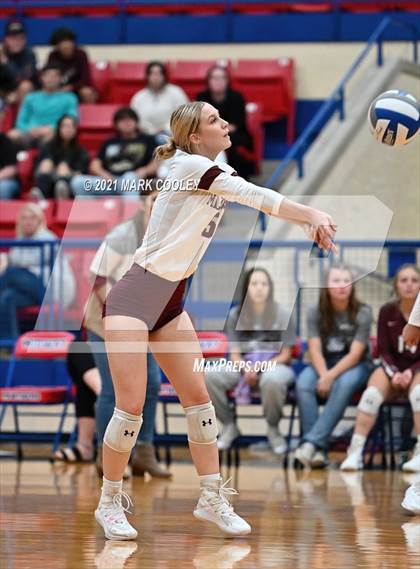 Thumbnail 2 in Fairfield vs. Troy (UIL 3A Bi-District) photogallery.