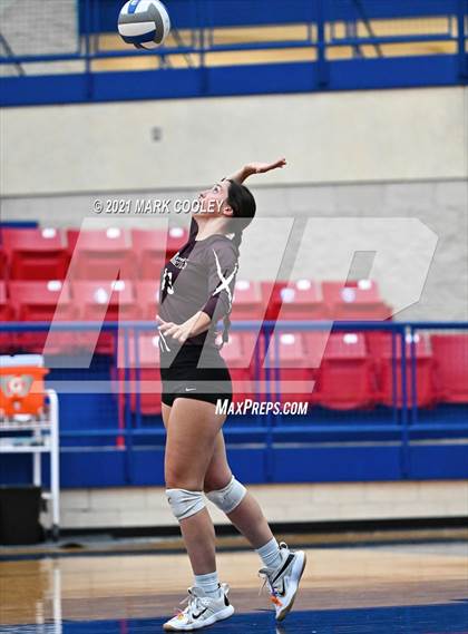 Thumbnail 2 in Fairfield vs. Troy (UIL 3A Bi-District) photogallery.