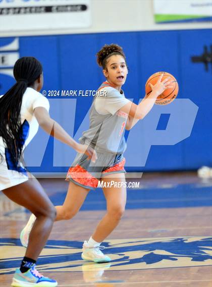 Thumbnail 2 in Apopka vs Mount Dora (14th Annual Earl Graham Metro vs Florida Challenge) photogallery.