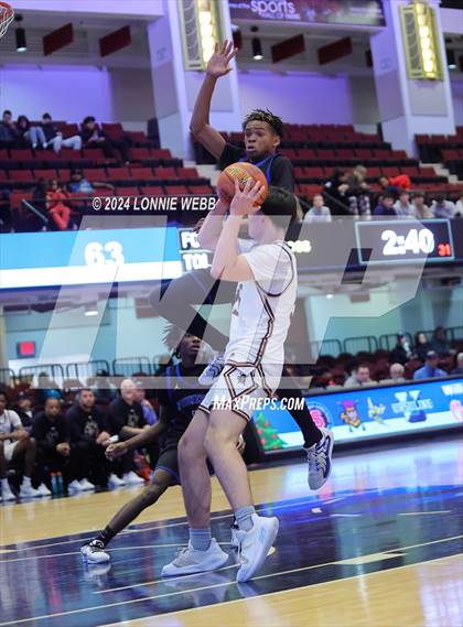 Thumbnail 3 in Iona Prep vs Poughkeepsie (William F. Plunkett Jr. Christmas Classic) photogallery.