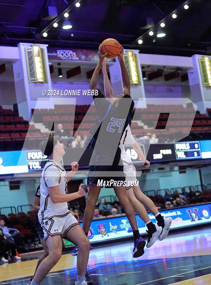 Thumbnail 2 in Iona Prep vs Poughkeepsie (William F. Plunkett Jr. Christmas Classic) photogallery.