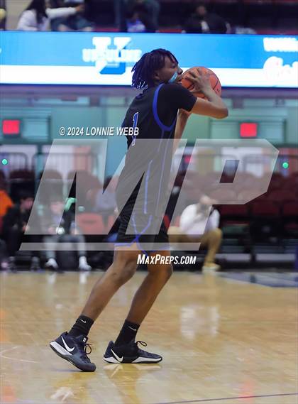 Thumbnail 2 in Iona Prep vs Poughkeepsie (William F. Plunkett Jr. Christmas Classic) photogallery.