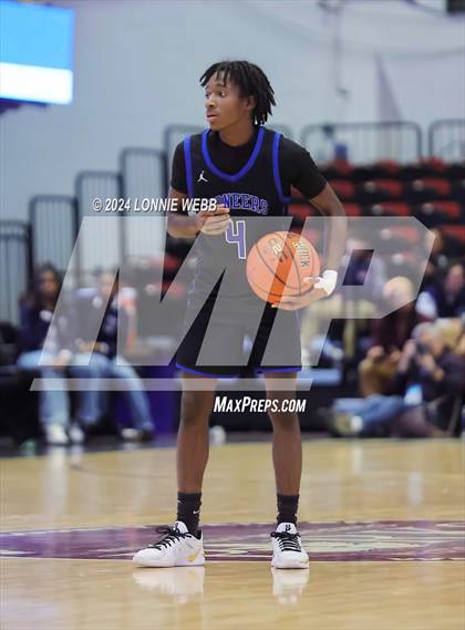 Thumbnail 2 in Iona Prep vs Poughkeepsie (William F. Plunkett Jr. Christmas Classic) photogallery.