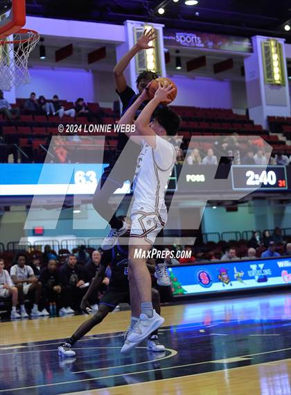 Thumbnail 1 in Iona Prep vs Poughkeepsie (William F. Plunkett Jr. Christmas Classic) photogallery.