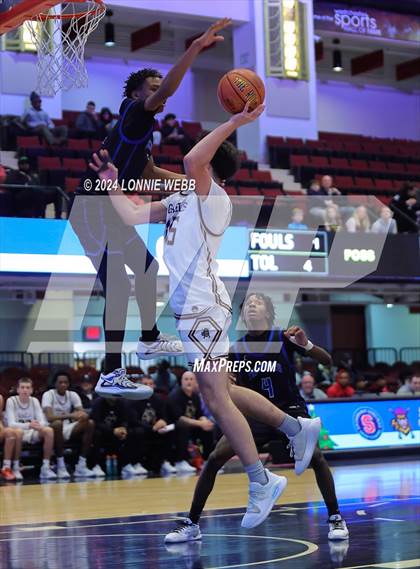 Thumbnail 1 in Iona Prep vs Poughkeepsie (William F. Plunkett Jr. Christmas Classic) photogallery.