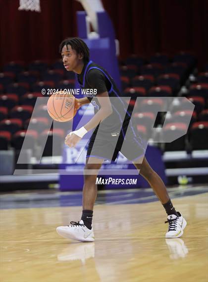 Thumbnail 3 in Iona Prep vs Poughkeepsie (William F. Plunkett Jr. Christmas Classic) photogallery.