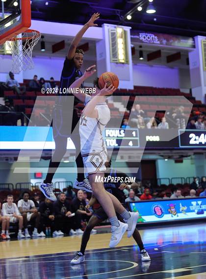 Thumbnail 3 in Iona Prep vs Poughkeepsie (William F. Plunkett Jr. Christmas Classic) photogallery.