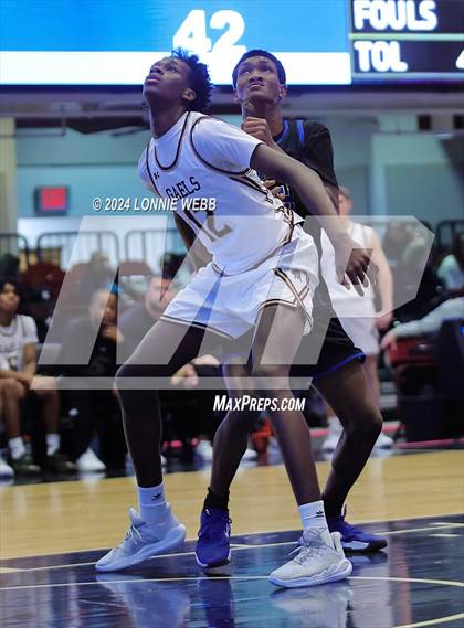 Thumbnail 1 in Iona Prep vs Poughkeepsie (William F. Plunkett Jr. Christmas Classic) photogallery.