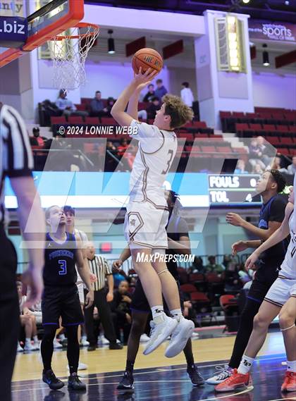 Thumbnail 3 in Iona Prep vs Poughkeepsie (William F. Plunkett Jr. Christmas Classic) photogallery.