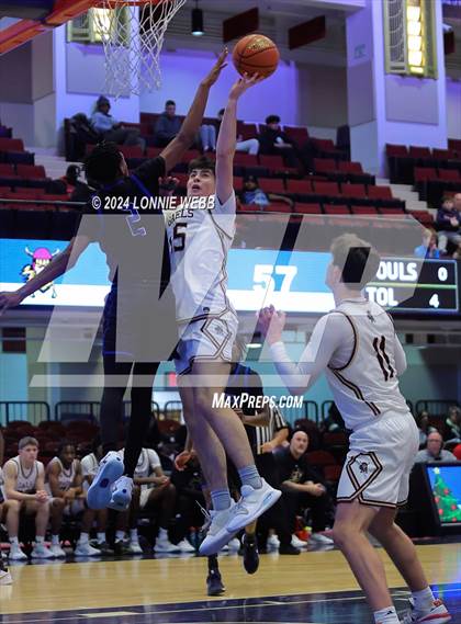 Thumbnail 1 in Iona Prep vs Poughkeepsie (William F. Plunkett Jr. Christmas Classic) photogallery.