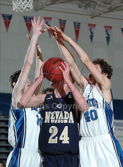 Thumbnail 3 in Nevada Union vs. Davis (Les Curry Invitational) photogallery.