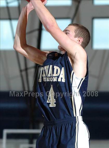 Thumbnail 2 in Nevada Union vs. Davis (Les Curry Invitational) photogallery.