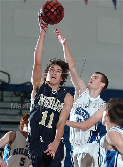 Thumbnail 1 in Nevada Union vs. Davis (Les Curry Invitational) photogallery.
