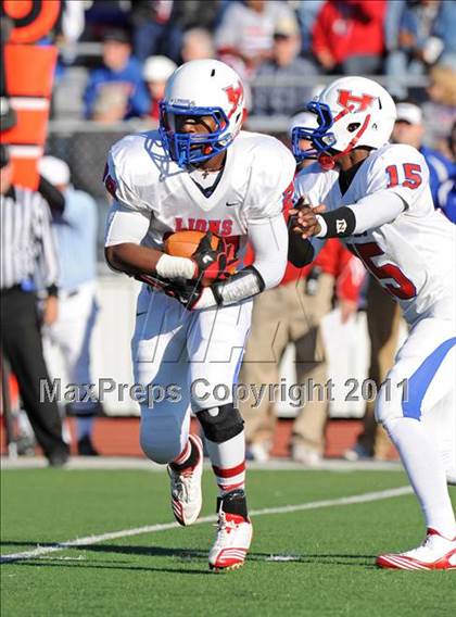 Thumbnail 3 in North Lamar vs. Henderson (3A Region 2 Bi-District Playoffs) photogallery.
